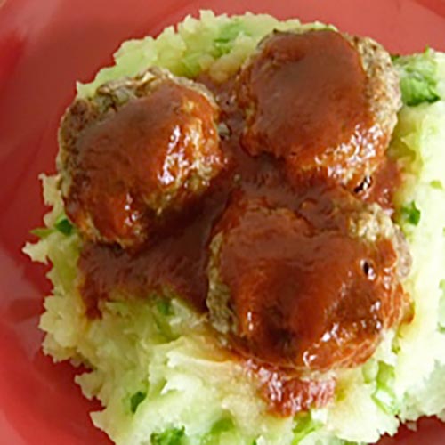 Stamppot ijsbergsla met gehaktballetjes in zoetzure saus
