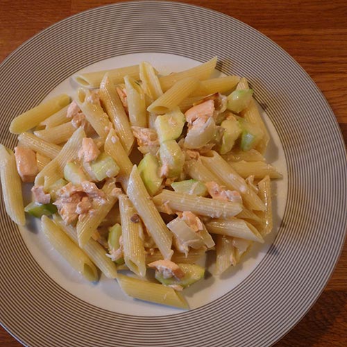 Penne met zalm en courgette