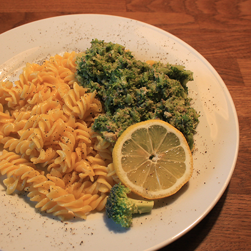 Fusilli met broccolipuree, makreel en citroen