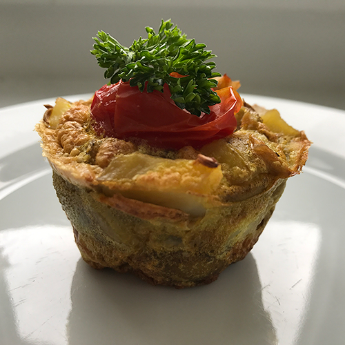 Ei-muffins met gebakken aardappelen en uien