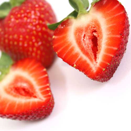 Gemarineerde aardbeien met aardbeiengranito en room